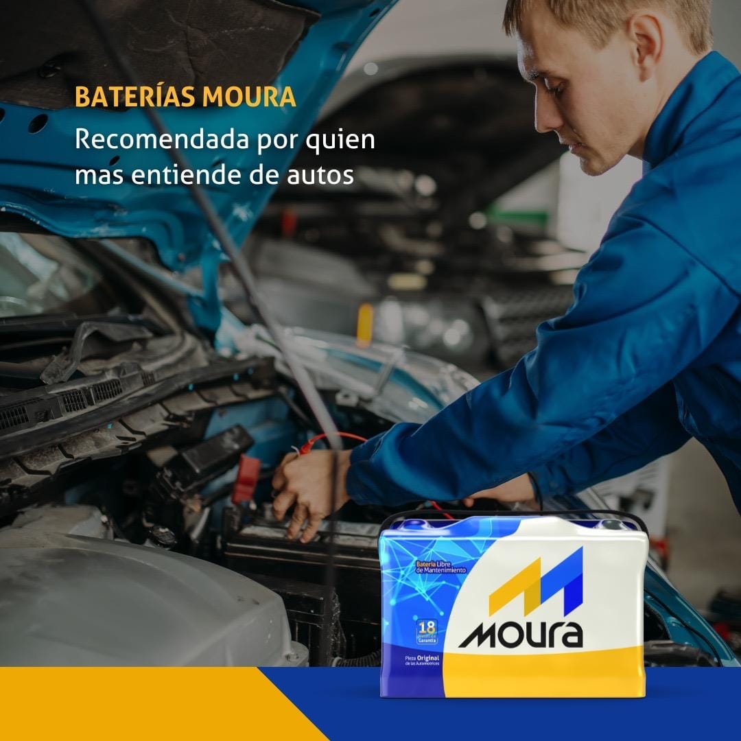 Hombre trabajando en batería de auto